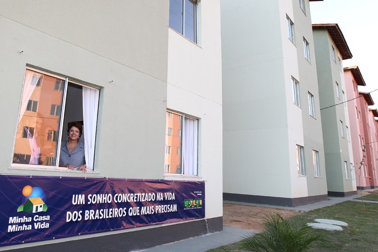 Dilma durante visita à residência de senhora beneficiária do programa Minha Casa, Minha Vida Dilma durante visita à residência de senhora beneficiária do programa Minha Casa, Minha Vida