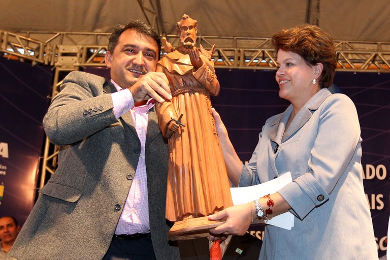 Dilma é presenteada pelo prefeito de Juazeiro, Isaac Cavalcante de Carvalho