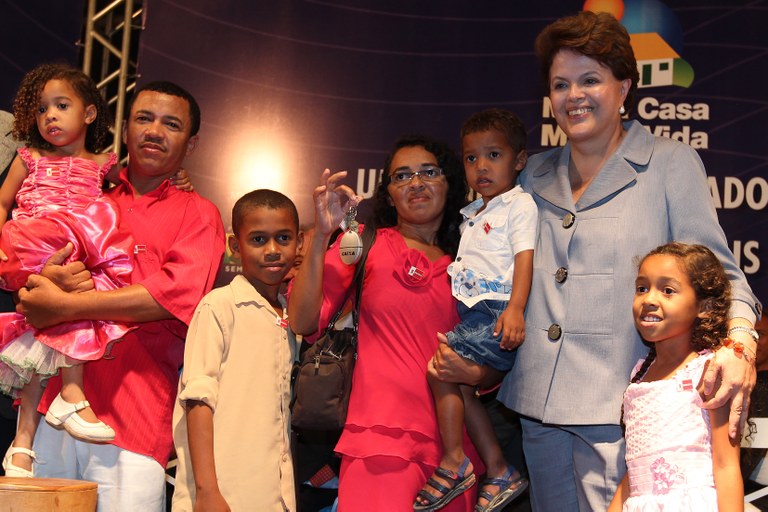 Dilma posa para foto com a família de beneficiária do programa Minha Casa