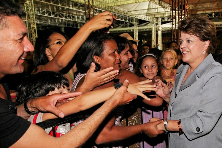 Dilma Rousseff cumprimenta populares durante entrega de 1.500 novas moradias 1