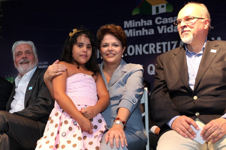 Dilma Rousseff e a menina Maisa Dourado