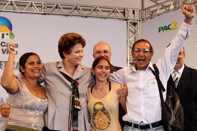 Presidenta Dilma e família beneficiada pelo programa