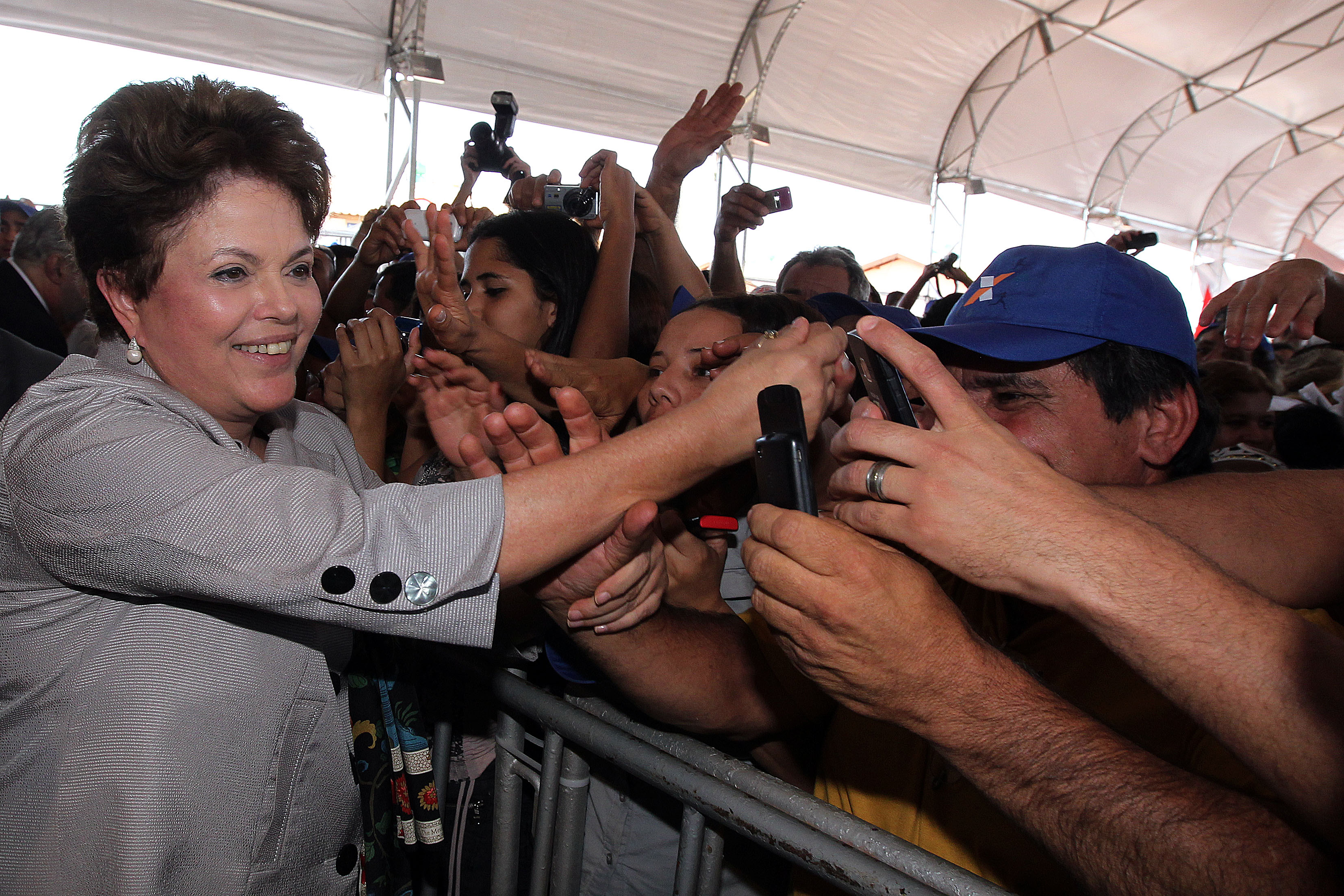 Presidenta Dilma Rousseff cumprimenta o público