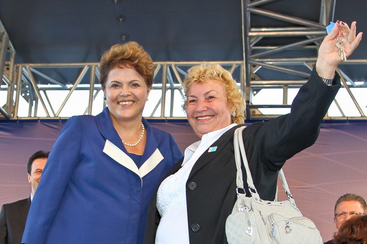 Dilma e senhora Eloir dos Santos de Liz após entrega de chave