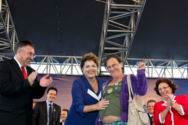 Dilma entrega chave de unidade habitacional para a senhora Ester Caldeira