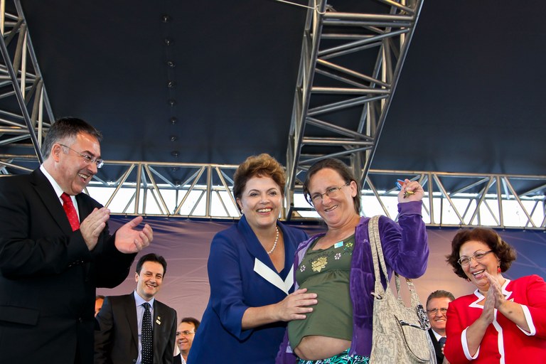 Dilma entrega chave de unidade habitacional para a senhora Ester Caldeira Dilma entrega chave de unidade habitacional para a senhora Ester Caldeira