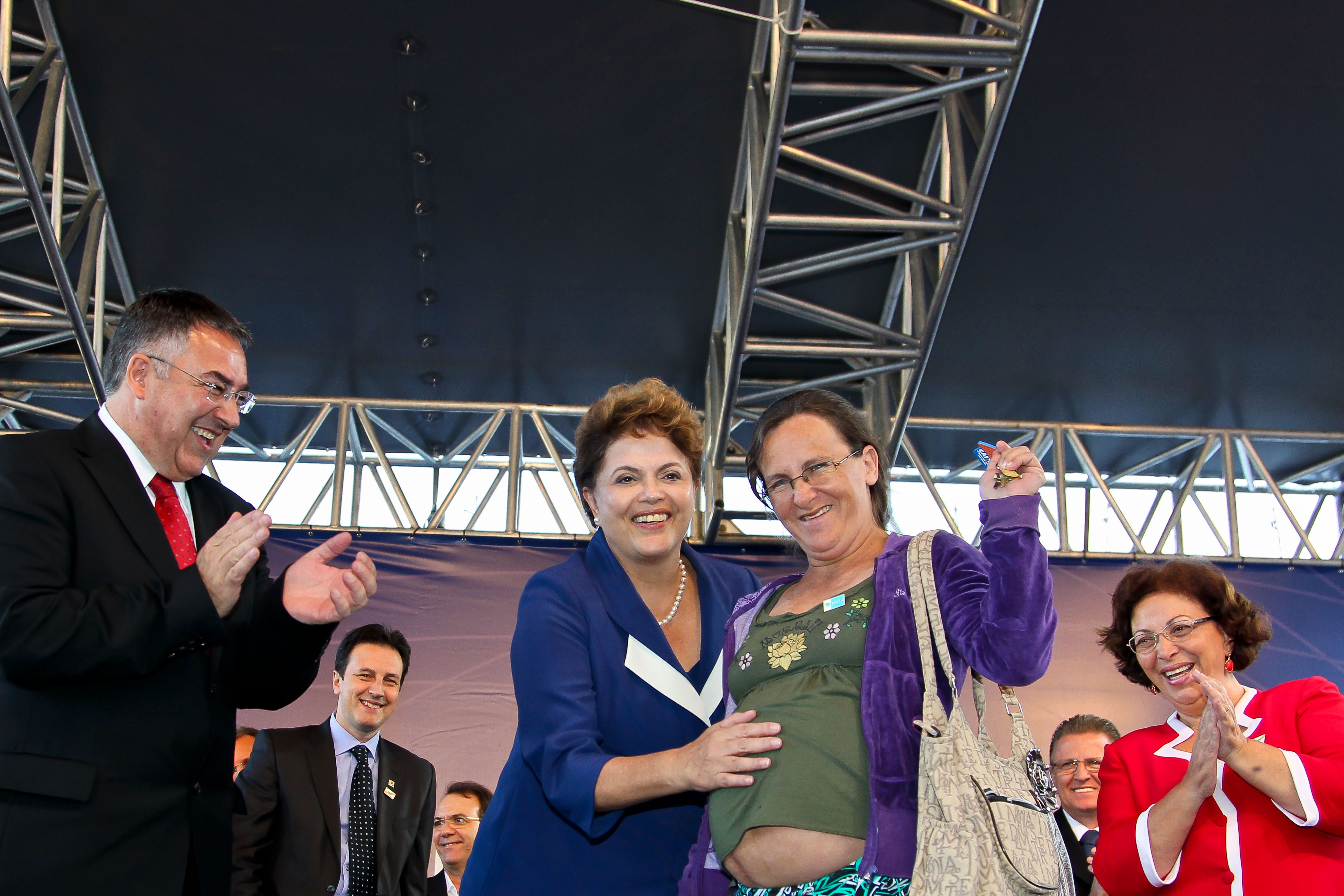 Dilma entrega chave de unidade habitacional para a senhora Ester Caldeira