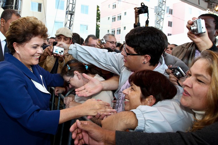 Dilma Rousseff cumprimenta o público presente à solenidade de entrega de unidades habitacionais 2