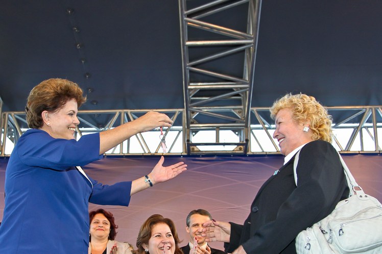 Dilma Rousseff entrega chave para a senhora Eloir dos Santos de Liz