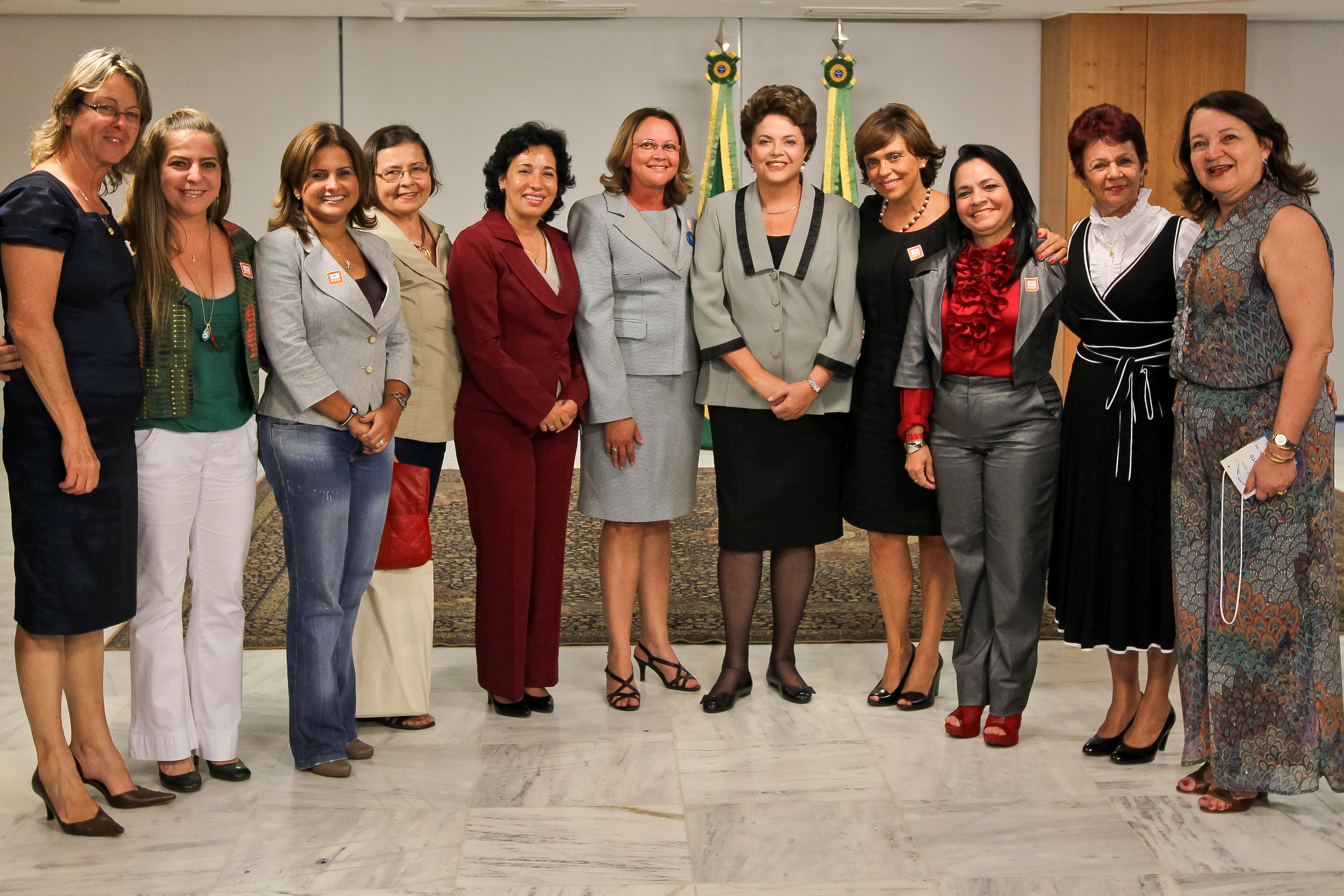 Dilma com mulheres eleitas para Frente Nacional de Prefeitos 2