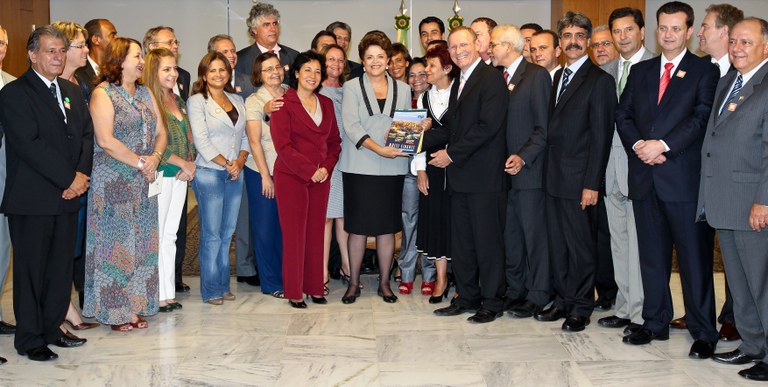 Dilma recebe anuario da Frente Nacional de Prefeitos 1