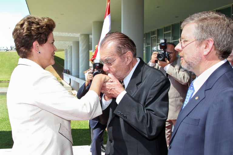 Dilma cumprimenta Sarney 1