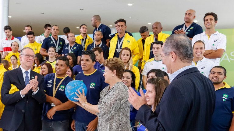 Jovens atletas olímpicos e paraolímpicos - 10