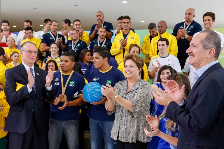 Jovens atletas olímpicos e paraolímpicos - 11