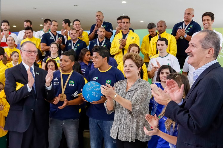 Jovens atletas olímpicos e paraolímpicos - 11