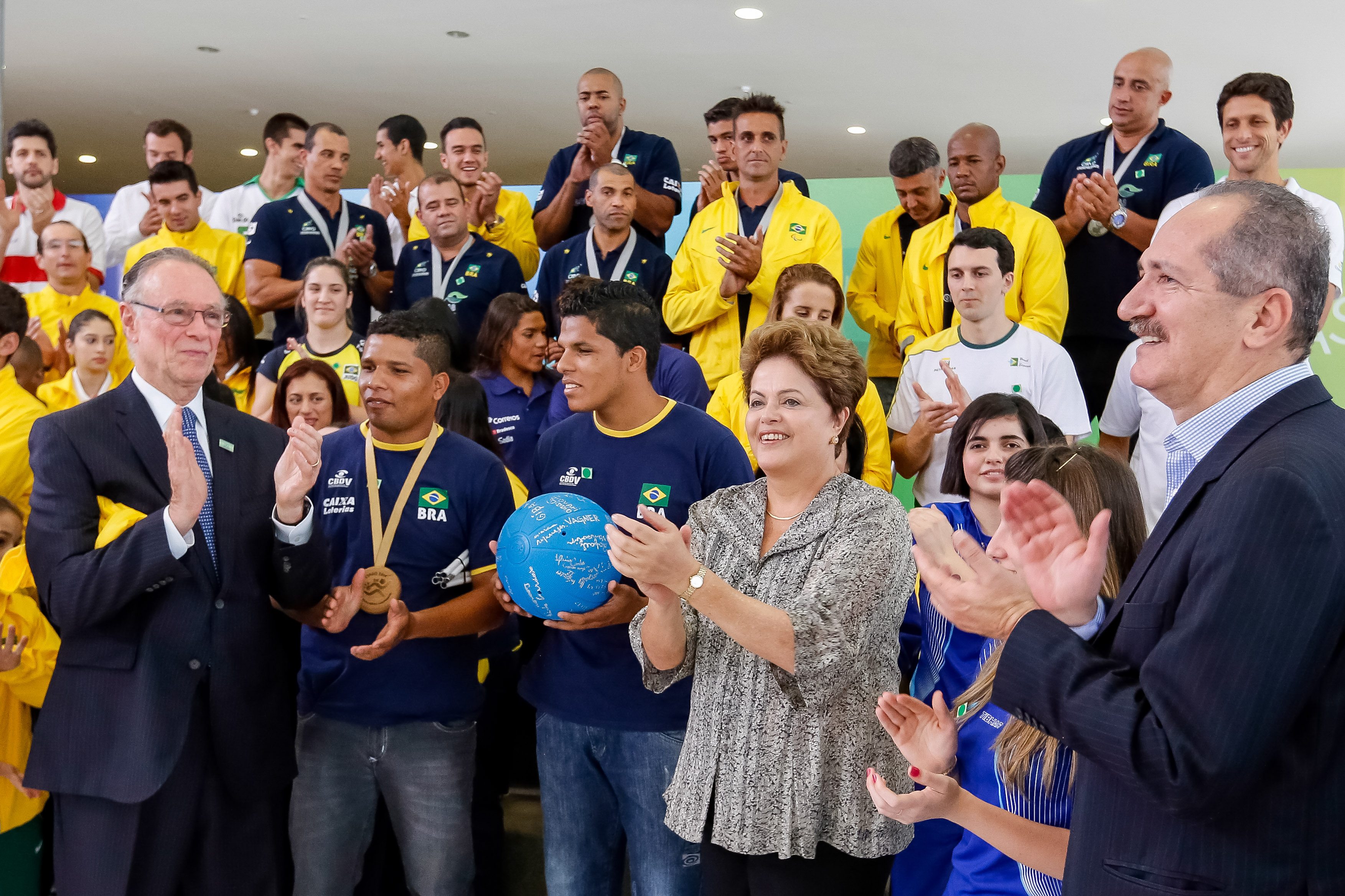 Jovens atletas olímpicos e paraolímpicos - 11