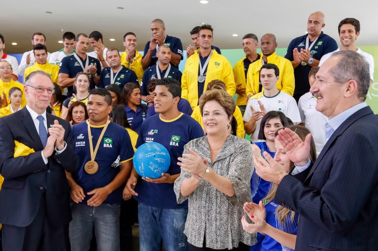 Jovens atletas olímpicos e paraolímpicos - 12