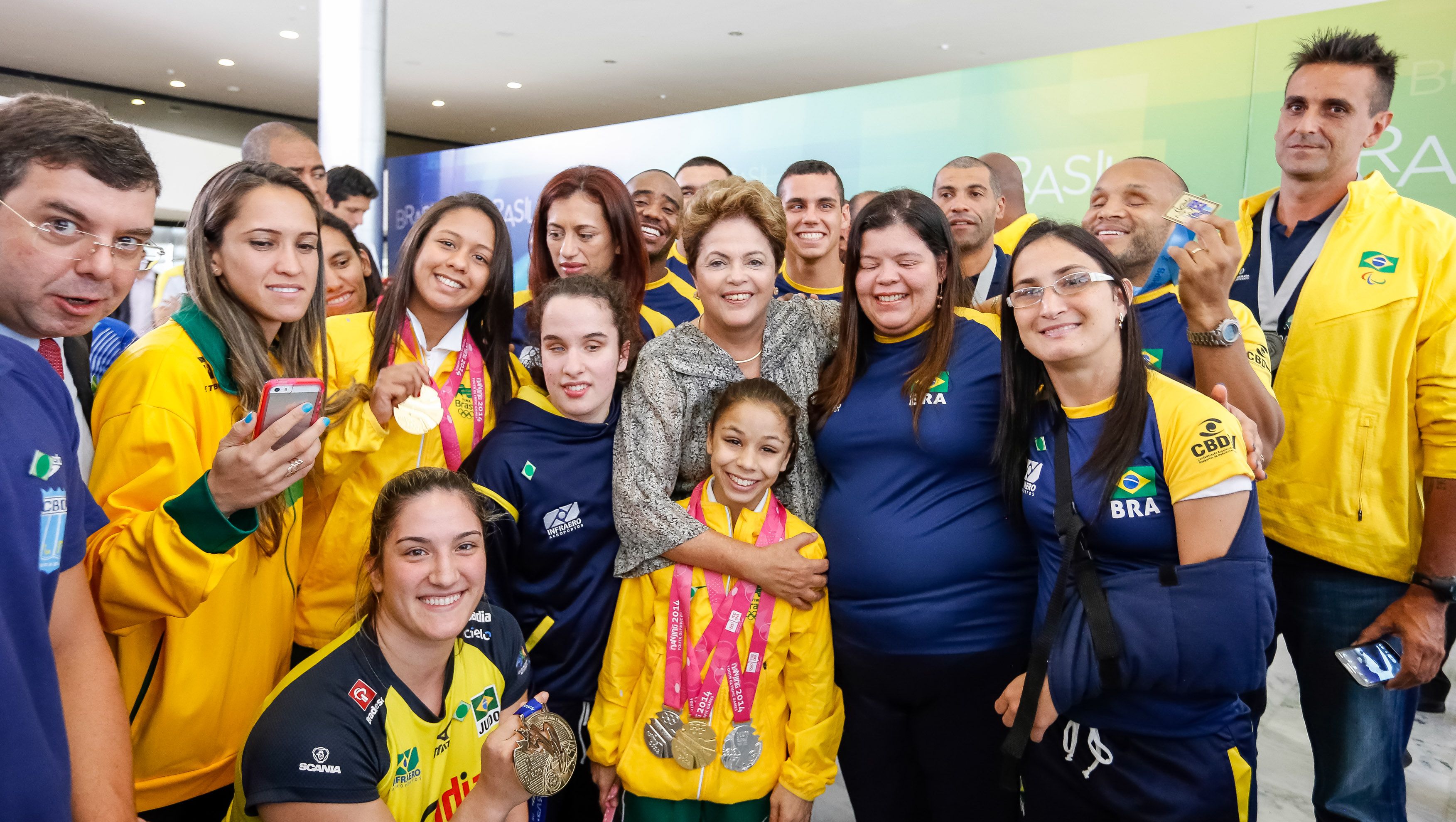 Jovens atletas olímpicos e paraolímpicos - 13