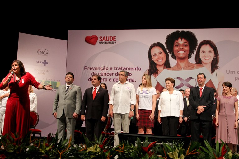 Dilma e Fafá na Campanha de Combate ao Câncer de Mama em Manaus 2 Dilma e Fafá na Campanha de Combate ao Câncer de Mama em Manaus 2
