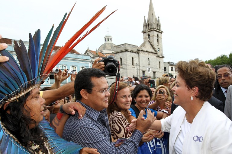 Dilma cumprimenta populares na Campanha de Combate ao Câncer de Mama em Manaus 2 Dilma cumprimenta populares na Campanha de Combate ao Câncer de Mama em Manaus 2