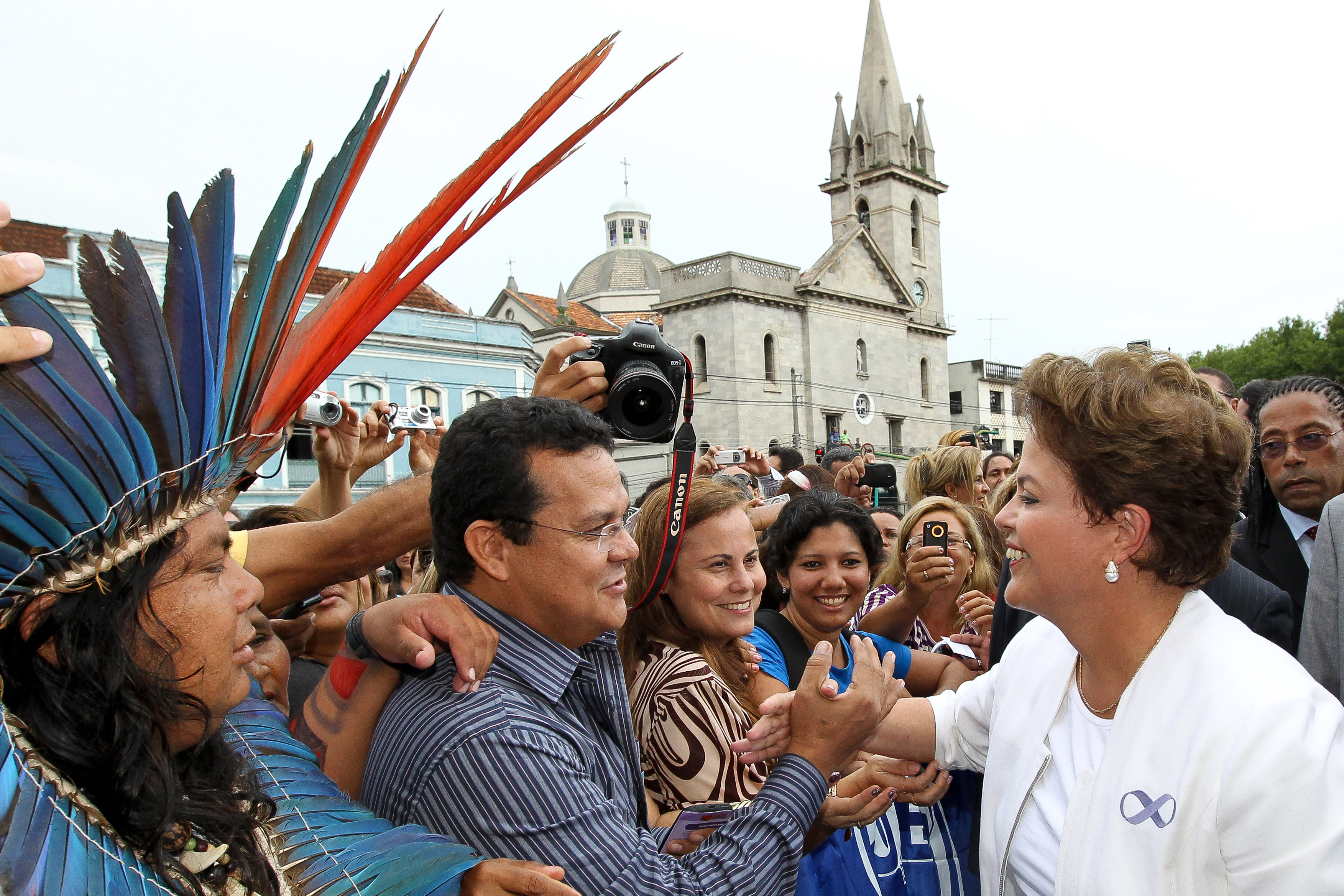 Dilma cumprimenta populares na Campanha de Combate ao Câncer de Mama em Manaus 2