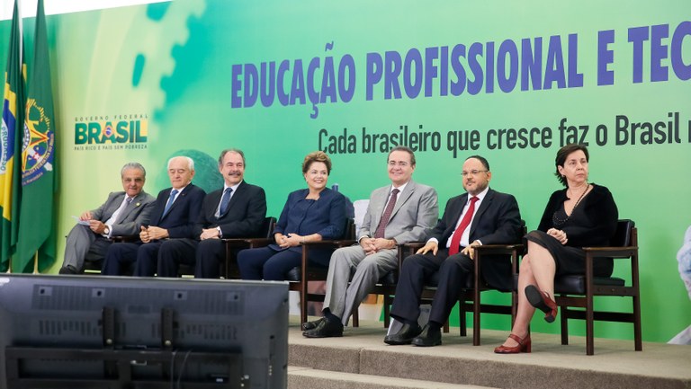 Lançamento da segunda etapa do Pronatec - Programa Nacional de Acesso ao Ensino Técnico e Emprego - e celebração dos novos campi de Institutos Federais de Educação Profissional, Ciência e Tecnologia - 01