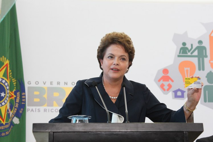 Dilma apresenta cartão Bolsa Família