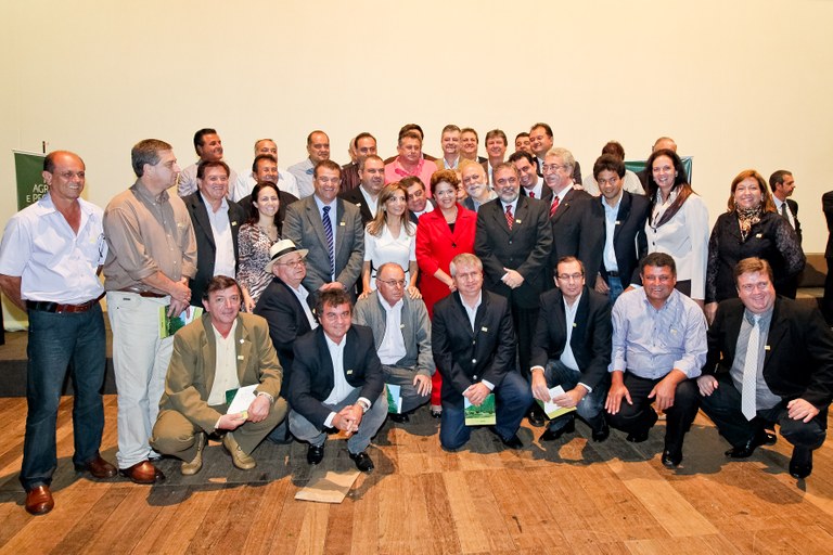 Dilma Rousseff posa para foto com prefeitos do estado de São Paulo