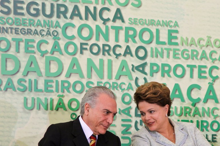 Dilma Rousseff conversa com Michel Temer