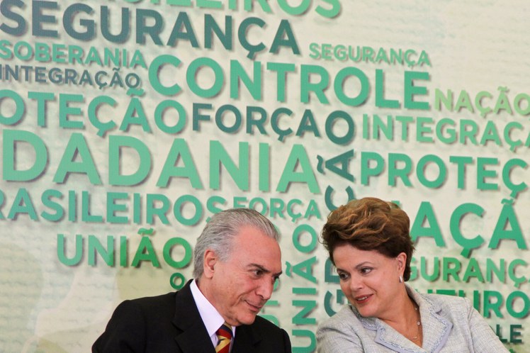 Dilma Rousseff conversa com Michel Temer