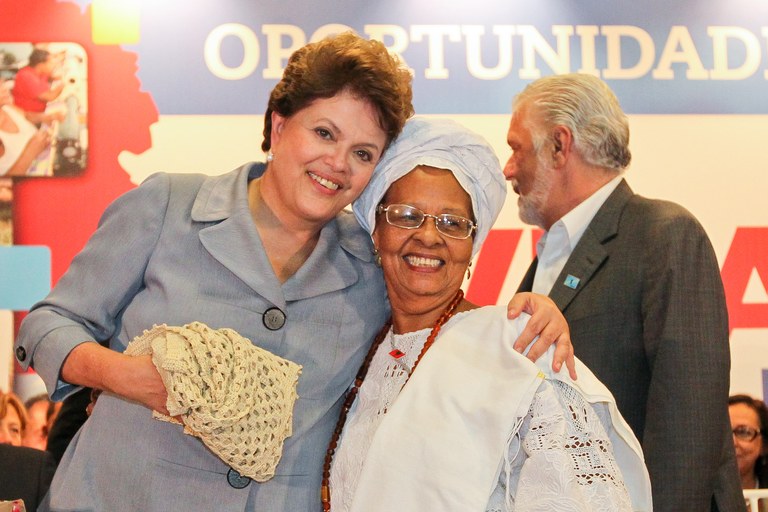 Dilma Rousseff recebe presente de artesã 