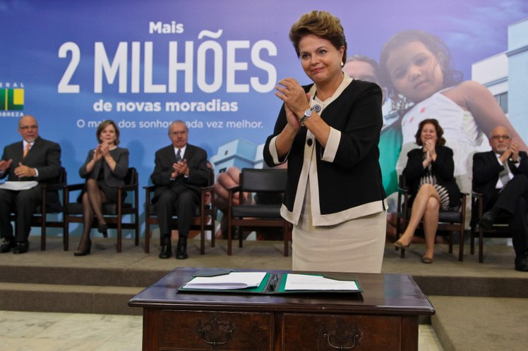 Dilma Rousseff durante assinatura de atos na cerimônia de lançamento
