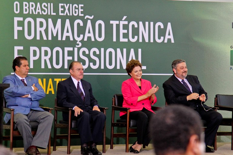 Dilma, Sarney, Palocci e Lupi durante cerimônia de lançamento de programa Dilma, Sarney, Palocci e Lupi durante cerimônia de lançamento de programa