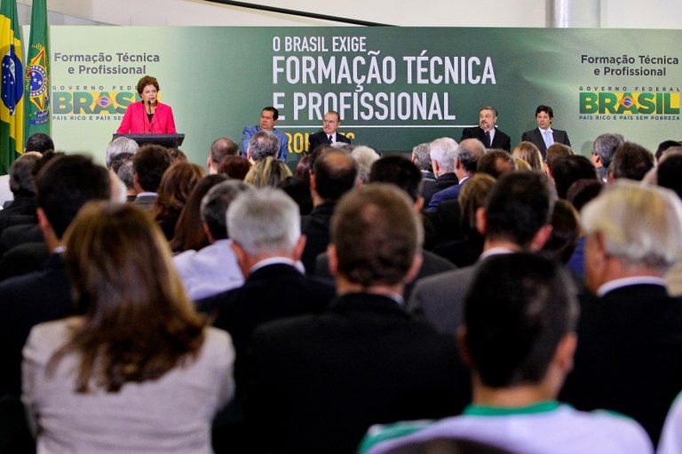 Dilma discursa em cerimônia de lançamento de programa