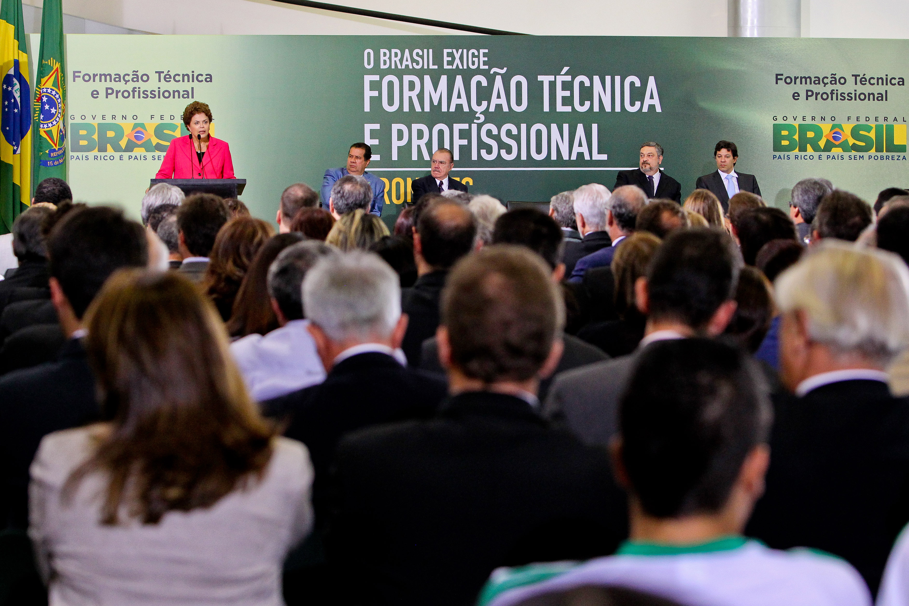 Dilma discursa em cerimônia de lançamento de programa