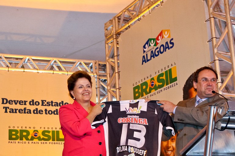 Dilma Rousseff recebe do prefeito Luciano Barbosa a camisa do time de futebol local ASA de Arapiraca 1 Dilma Rousseff recebe do prefeito Luciano Barbosa a camisa do time de futebol local ASA de Arapiraca 1