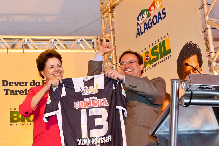 Dilma Rousseff recebe do prefeito Luciano Barbosa a camisa do time de futebol local ASA de Arapiraca 2 Dilma Rousseff recebe do prefeito Luciano Barbosa a camisa do time de futebol local ASA de Arapiraca 2