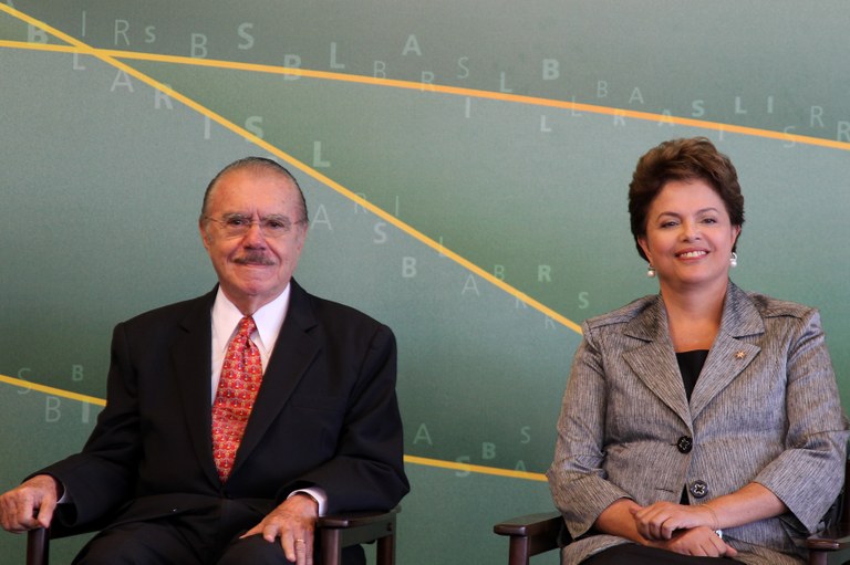 Presidenta Dilma Rousseff e o presidente do Senado Federal, José Sarney, durante cerimônia de outorga da Ordem Nacional do Mérito a educadoras brasileiras Presidenta Dilma Rousseff e o presidente do Senado Federal, José Sarney, durante cerimônia de outorga da Ordem Nacional do Mérito a educadoras brasileiras