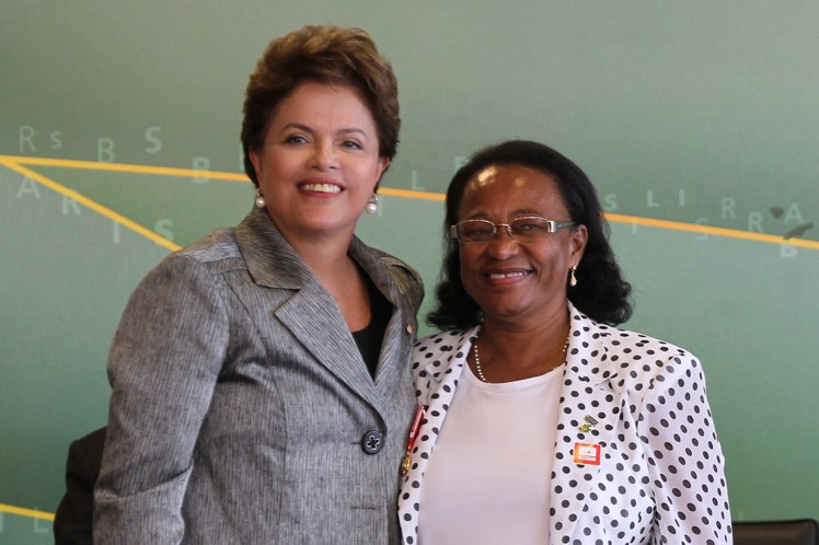 Dilma e a educadora Aurina Oliveira Santana na cerimônia de outorga da Ordem Nacional do Mérito a educadoras brasileiras 3