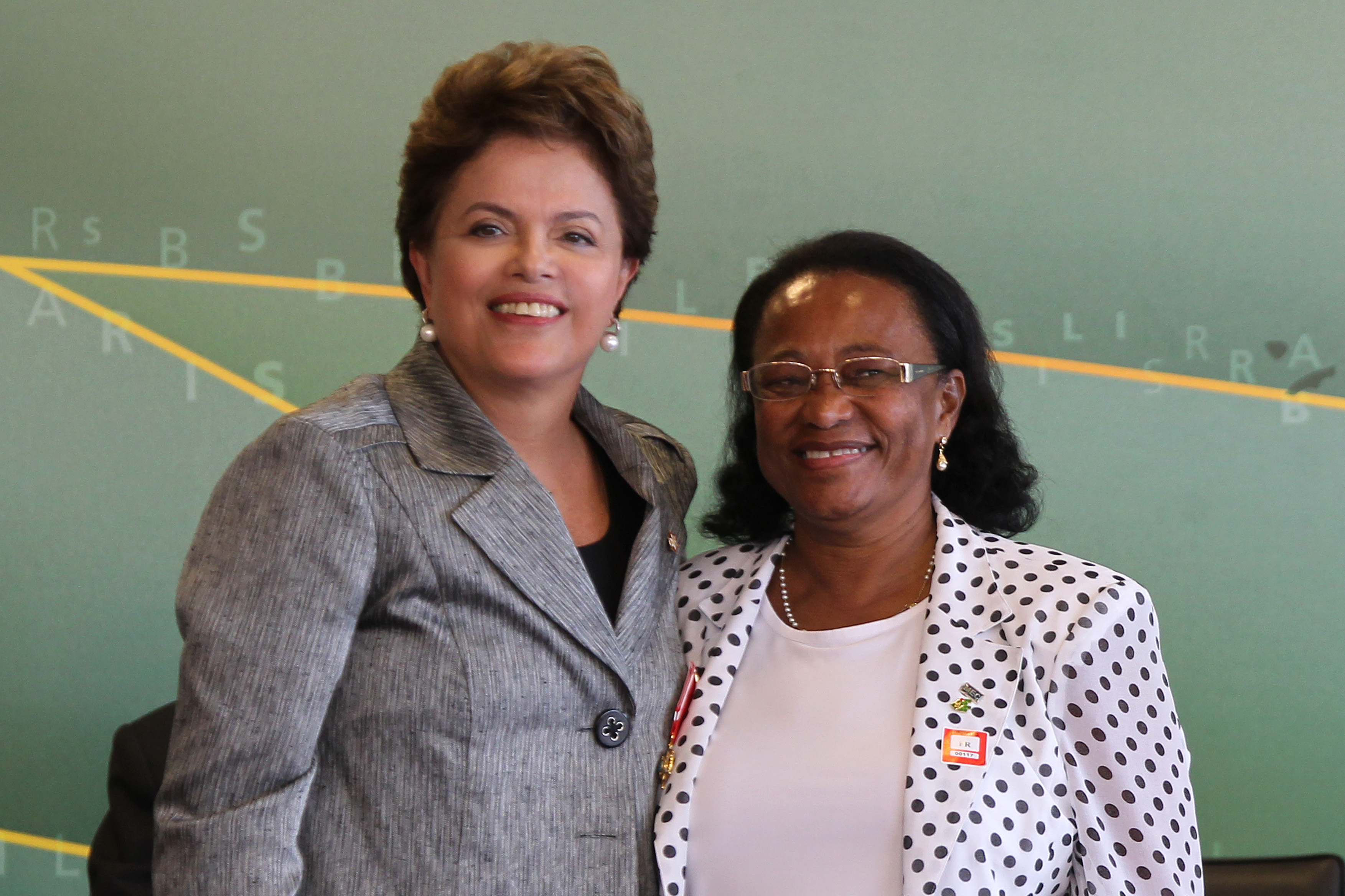 Dilma e a educadora Aurina Oliveira Santana na cerimônia de outorga da Ordem Nacional do Mérito a educadoras brasileiras 3