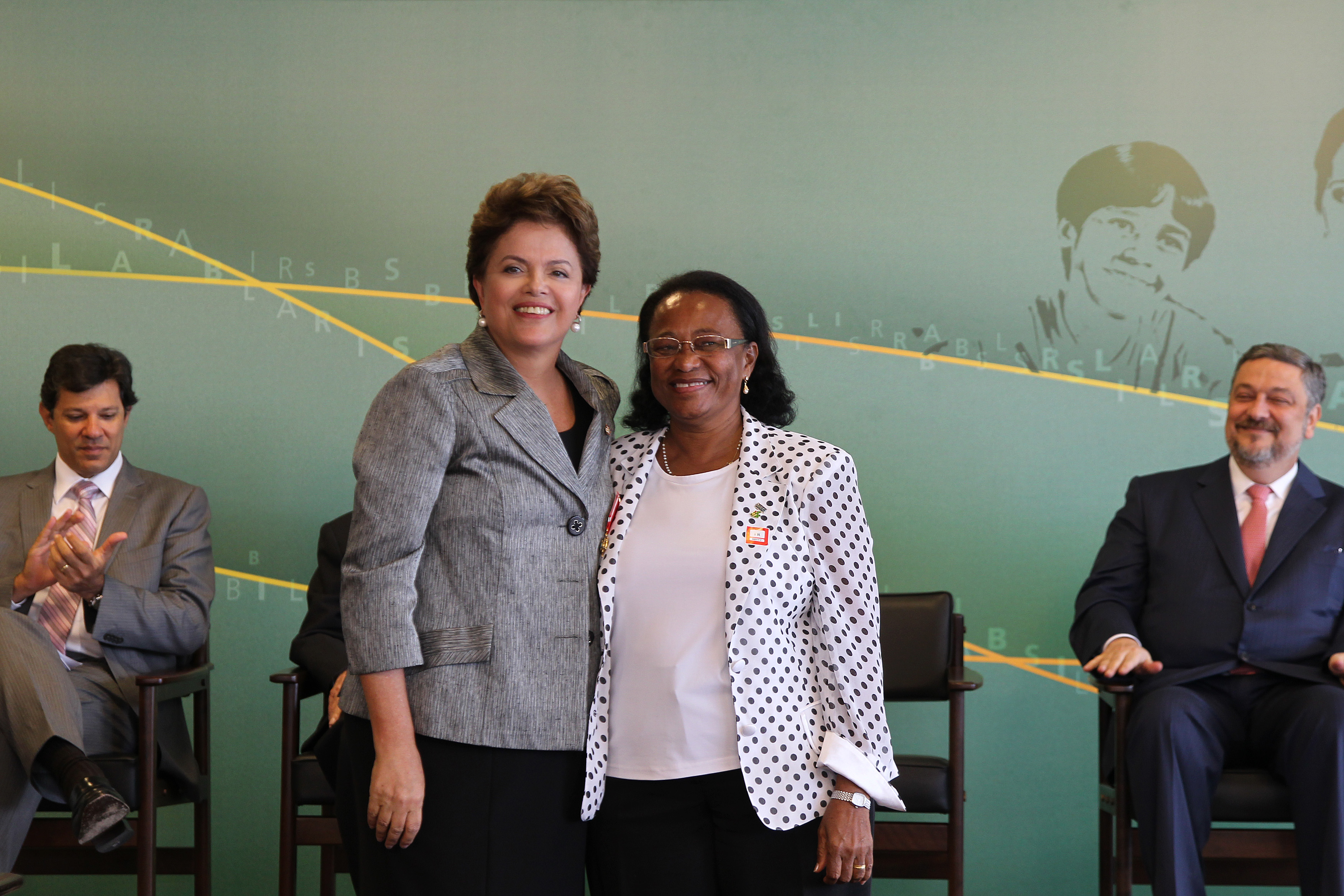Dilma e a educadora Aurina Oliveira Santana na cerimônia de outorga da Ordem Nacional do Mérito a educadoras brasileiras 1