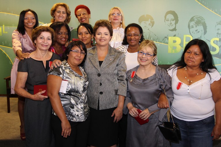 Presidenta Dilma Rousseff posa para foto ao lado de educadoras 1