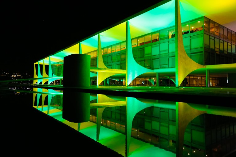 Palácio do Planalto iluminada de verde e amarelo - 03