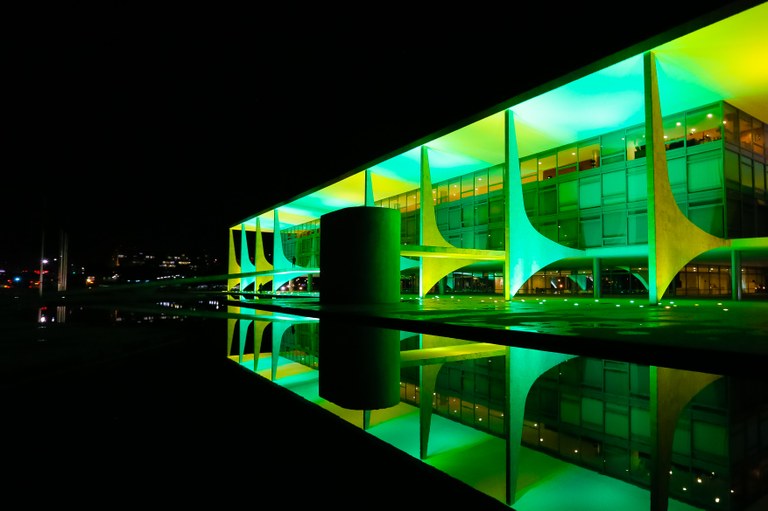 Palácio do Planalto iluminada de verde e amarelo - 04