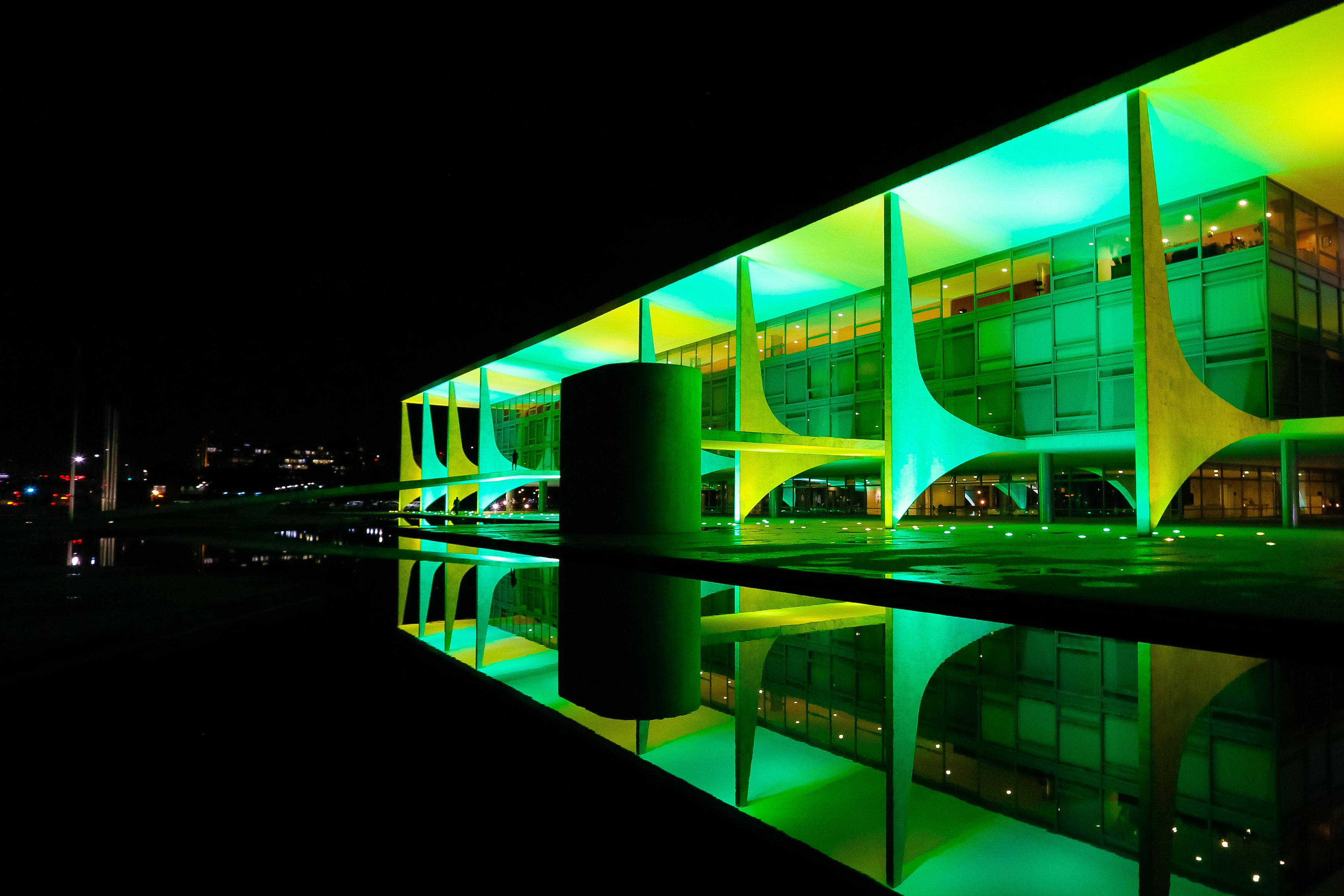 Palácio do Planalto iluminada de verde e amarelo - 04