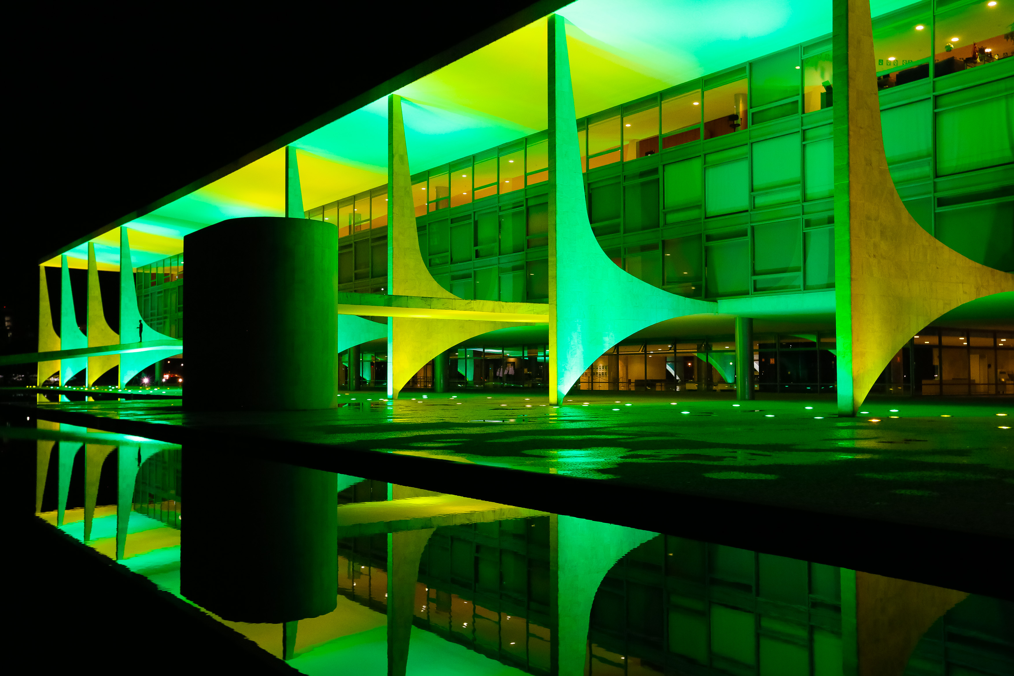 Palácio do Planalto iluminada de verde e amarelo - 01