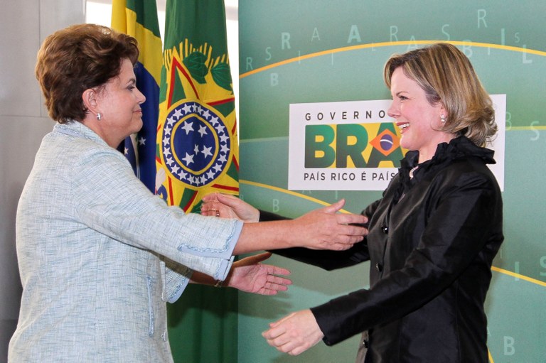 Presidenta Dilma Rousseff cumprimenta a nova ministra-chefe da Casa Civil, Gleisi Hoffmann 2