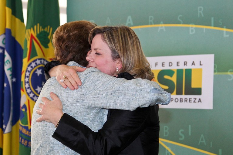 Presidenta Dilma Rousseff cumprimenta a nova ministra-chefe da Casa Civil, Gleisi Hoffmann 1