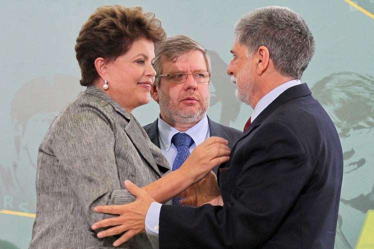 Dilma cumprimenta Celso Amorim durante cerimônia de posse 1