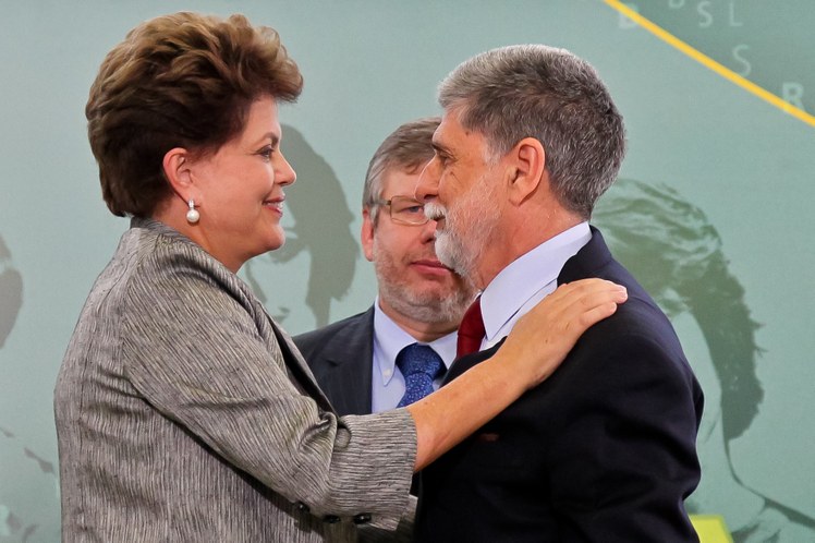 Dilma cumprimenta Celso Amorim durante cerimônia de posse 2